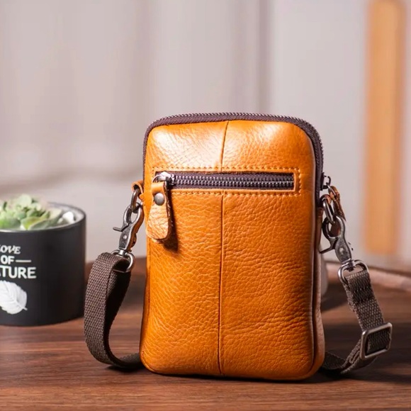 Compact Brown Belt Bag in High-Quality Leather with Adjustable Strap - Picture 2 of 3